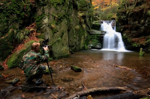 Petr fotografuje jeden z vodopádů na řece Huntavě