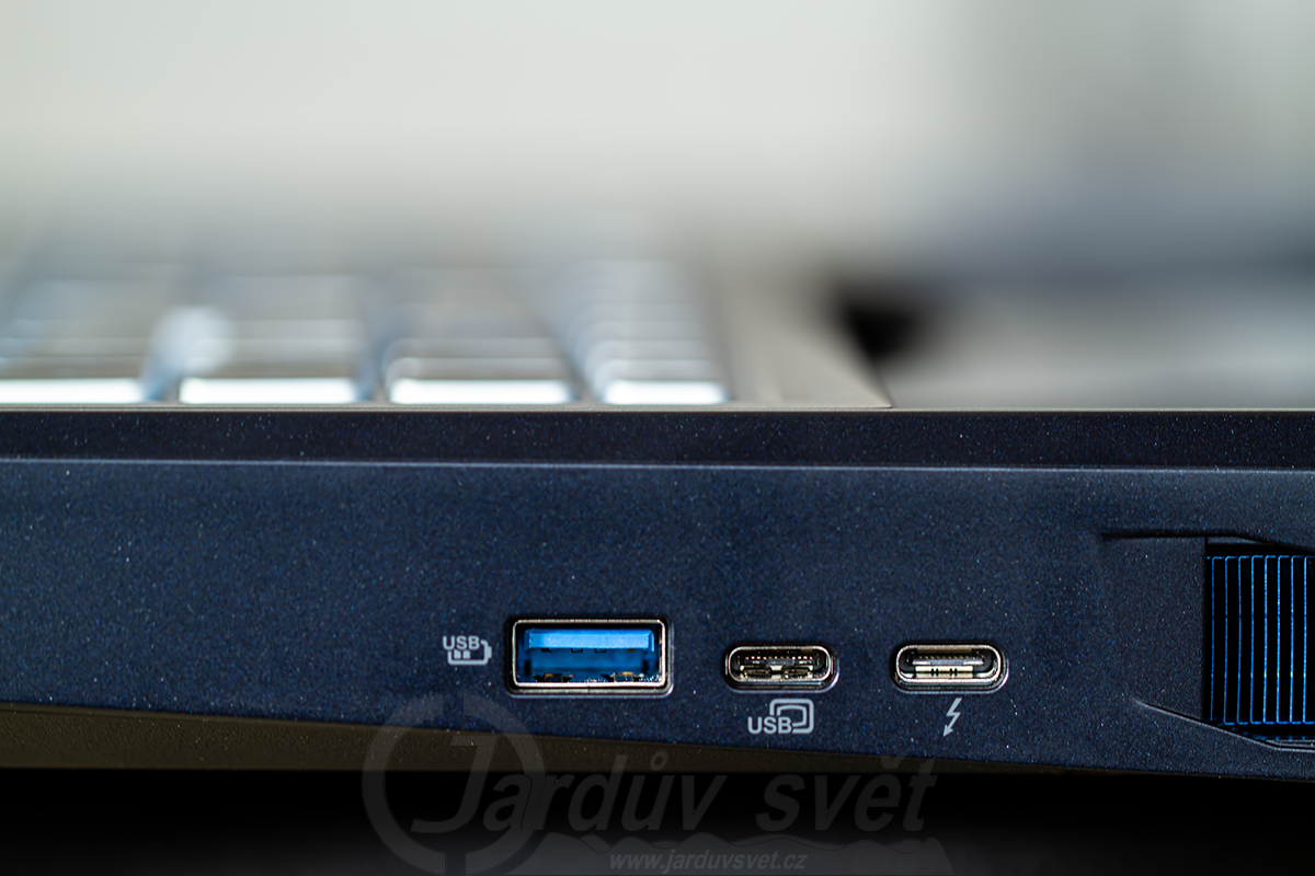 Acer Predator Helios 700 - konektory USB vpravo